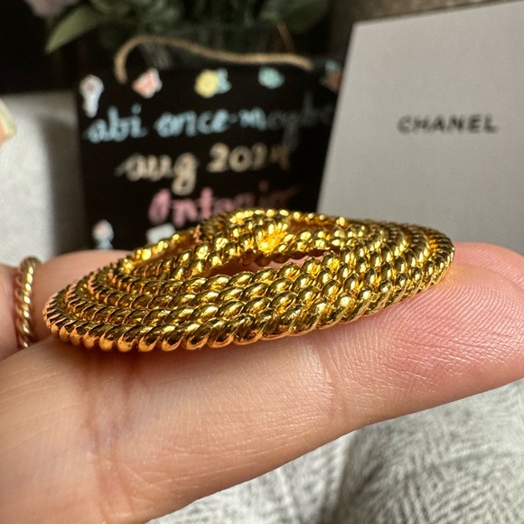 Chanel Vuntage Brooch *PRICE is FIRM* - Picture 14 of 15